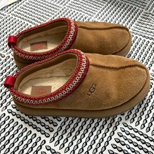 UGG kids Tazz Tan Suede Slip-Ons with Red Accents size 3